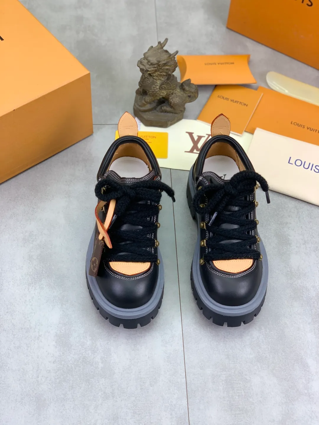 Men's shoes 💰P680 new LV | Louis Vuitton 🧡💚2025 autumn and winter new models, top version ⚠️ The counter features the latest LV REMIX lace-up mountaineering derby shoes, new hard goods 🆕 ❥BS purchasing level! Full of high-end feel! A popular model among bloggers at home and abroad, it’s retro and fashionable, and looks stunning on your feet! Mainly recommended models on the official website★ ━━━━━ ЅᏇєєt ━━━━━ ▪️Upper: top-grade first-layer cowhide ▪️Lining: imported sheepskin ▪️Outsole: original open-molded TPU non-slip outsole ▪️Sole height: 3.5cm ▪️Shoe size: Women 35-41 (41 customization is not returnable) Male 39-45 (46 customized, non-refundable)